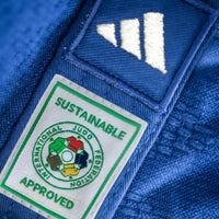 Нашивки Adidas и IJF крупным планом на синем кимоно для дзюдо