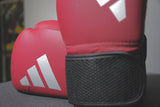 תקריב של כפפה אדומה מערכת האגרוף לנוער Adidas Youth Boxing Kit 23