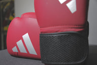 תקריב של כפפה אדומה מערכת האגרוף לנוער Adidas Youth Boxing Kit 23