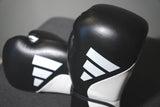 תקריב של כפפות אגרוף Adidas Speed Tilt 250 בשחור ולבן