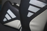 תקריב של כפפות אגרוף Adidas Tilt 350V Pro בשחור ולבן