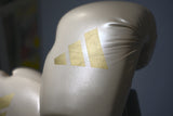 תקריב של כפפת אגרוף Adidas Speed 50 בגווני חול וזהב