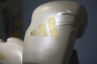 תקריב של כפפת אגרוף Adidas Speed 50 בגווני חול וזהב