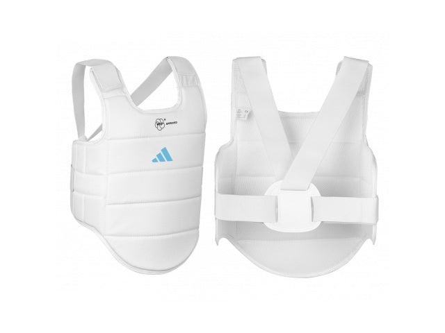 מגן חזה לבן Adidas ADIP03 לקראטה עם לוגו כחול, במבט מלפנים ומאחור