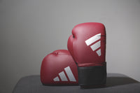 זוג כפפות אדומות של ערכת האגרוף לנוער Adidas Youth Boxing Kit 23