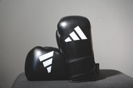 כפפות אגרוף Adidas Speed 175 בשחור ולבן