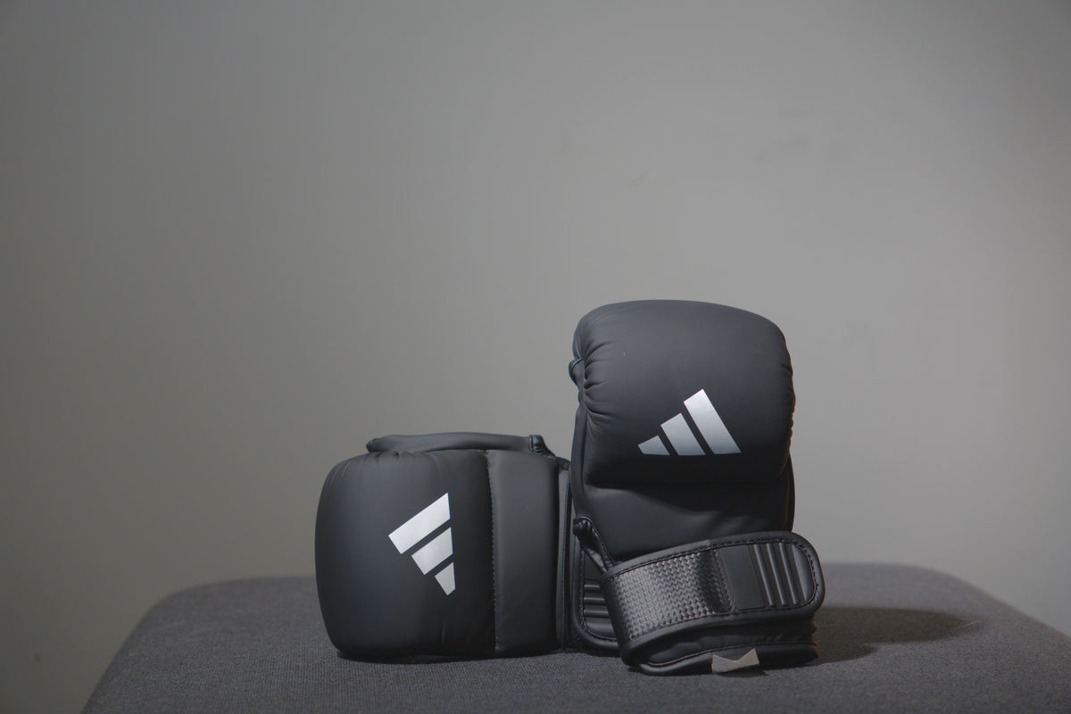 כפפות ספארינג MMA מדגם Adidas Power 50 בשחור ולבן