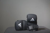Чёрно-белые спарринговые перчатки Adidas Power 50 для ММА