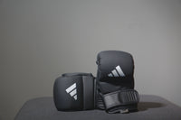 Чёрно-белые спарринговые перчатки Adidas Power 50 для ММА