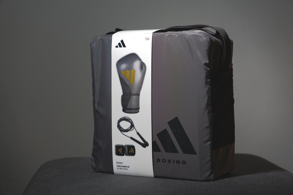 ערכת אגרוף לכושר של Adidas באפור אפר, ארוזה בתיק הנשיאה