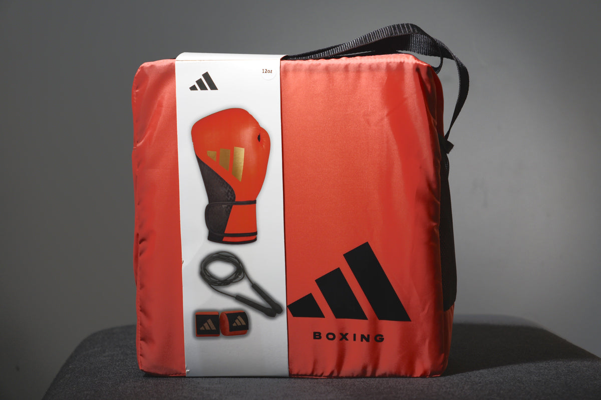 ערכת אגרוף לכושר של Adidas באדום, ארוזה בתיק הנשיאה
