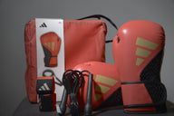 ערכת אגרוף לכושר של Adidas באדום, עם ציוד אימון ותיק נשיאה
