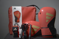 ערכת אגרוף לכושר של Adidas באדום, עם ציוד אימון ותיק נשיאה